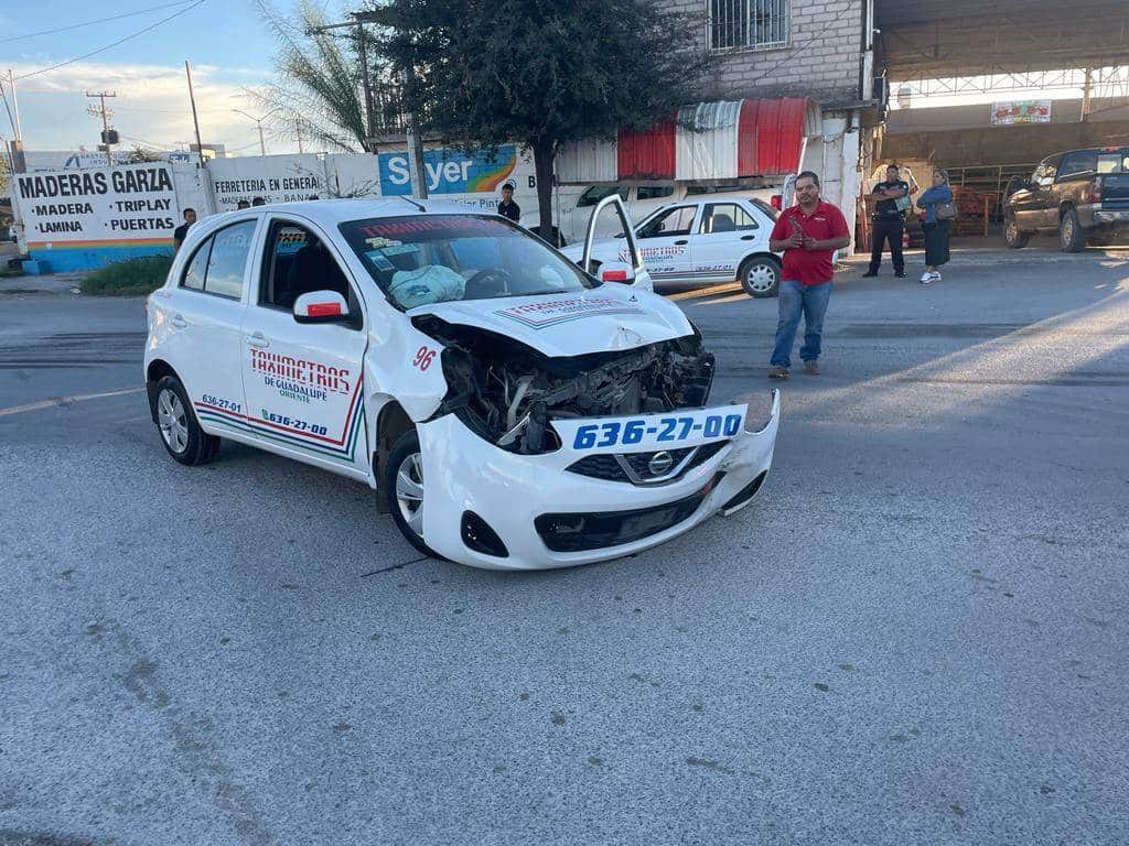 Impacta taxi con camioneta