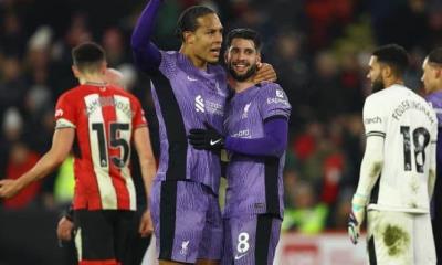 Liverpool triunfa y sigue de cerca al líder Arsenal en Premier League