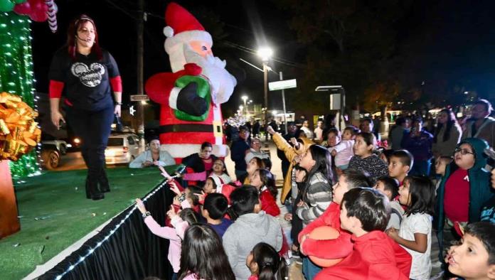 ¡Gran festejo! Celebran encendido del pino navideño en Nava