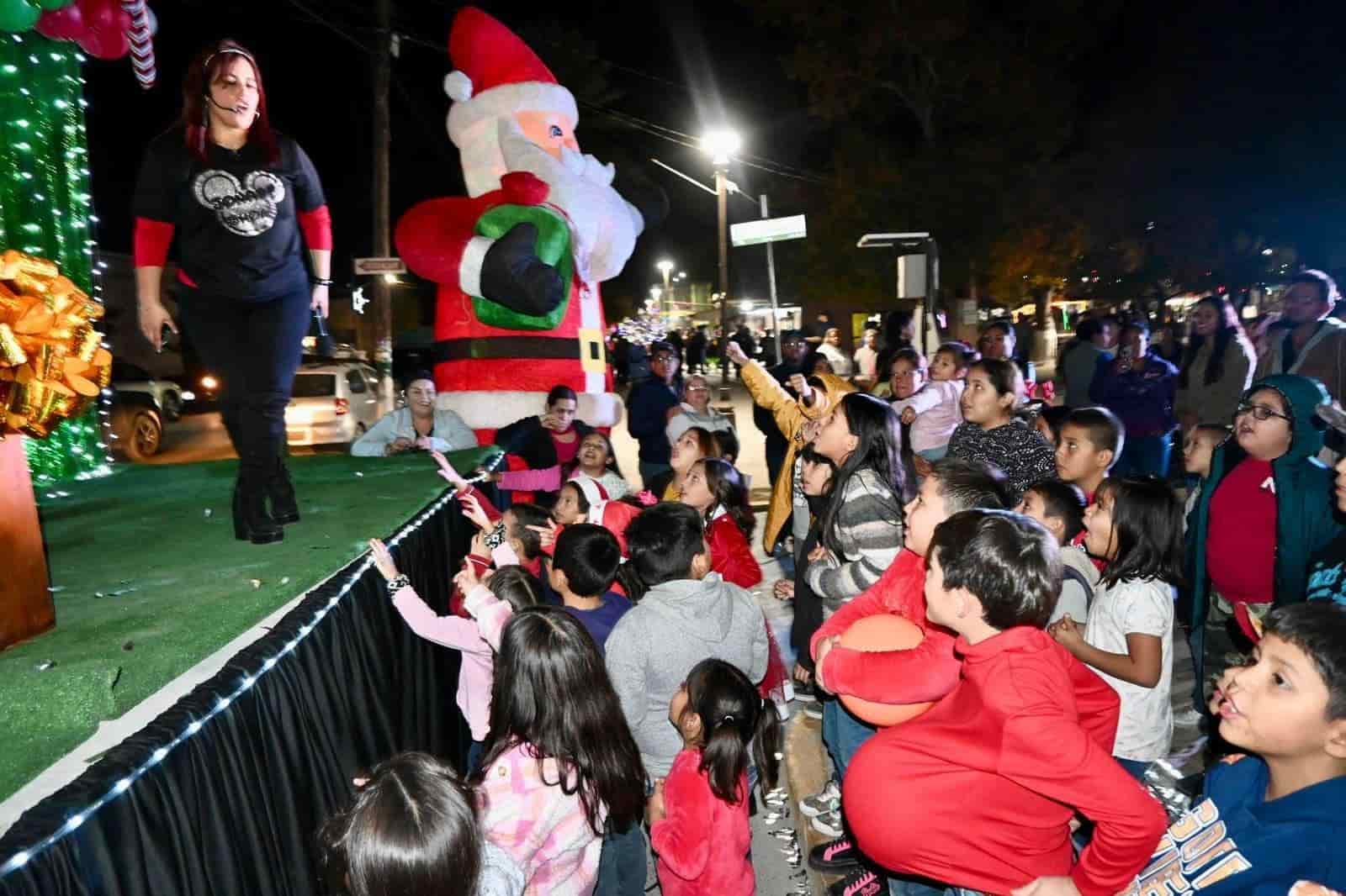 ¡Gran festejo! Celebran encendido del pino navideño en Nava