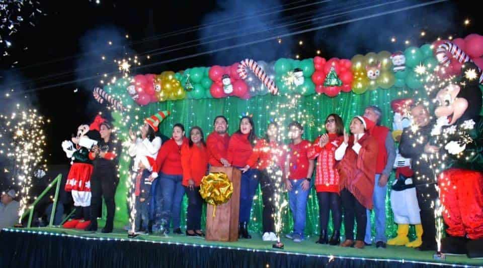 ¡Gran festejo! Celebran encendido del pino navideño en Nava