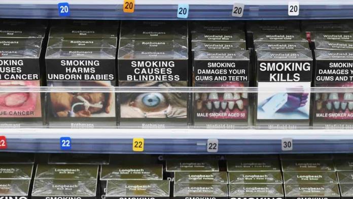 Australia aprueba imponer mensajes antitabaco en cada cigarro