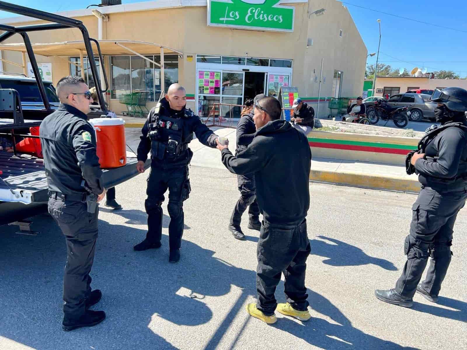 Mantienen policías proximidad social en Nava