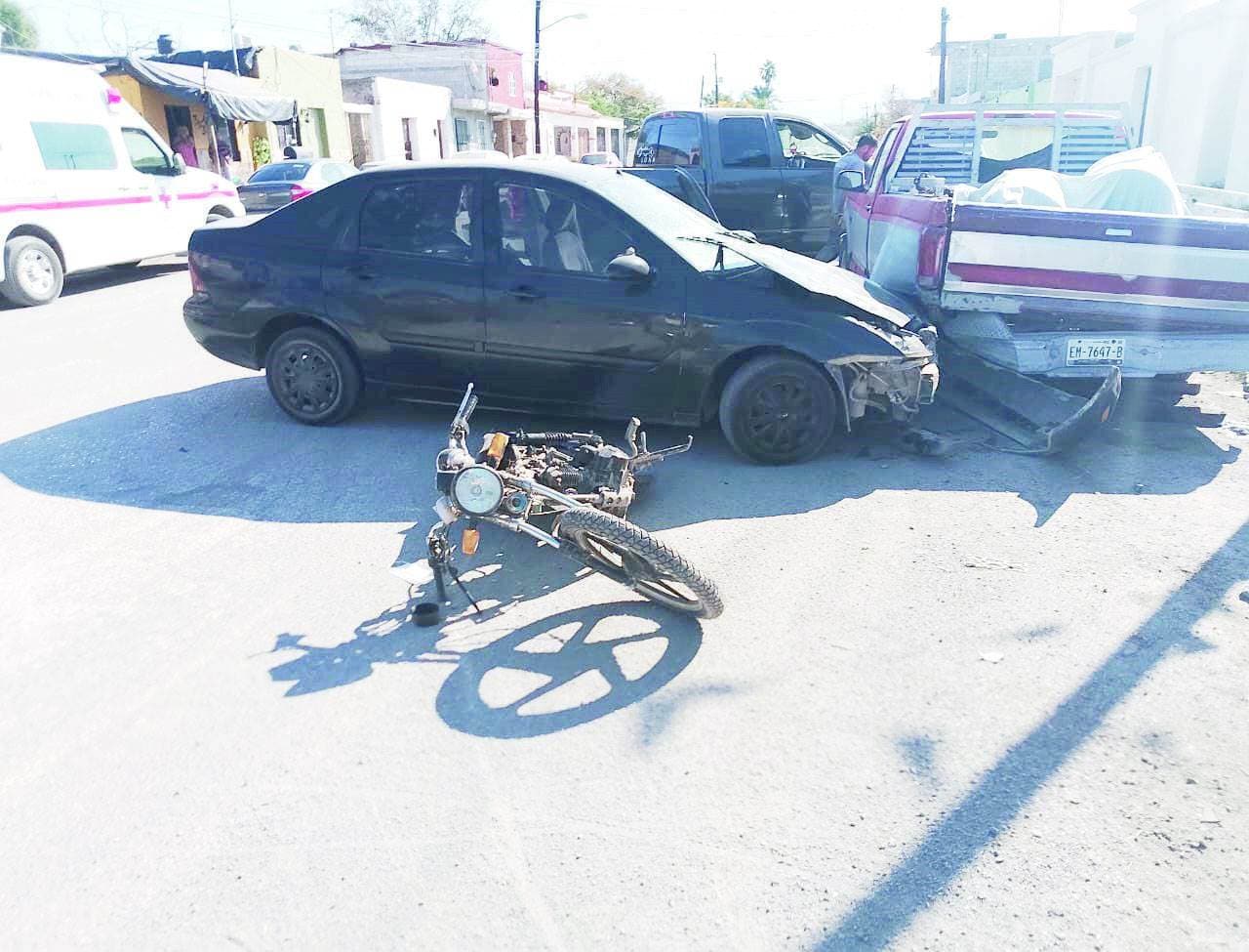 Embiste a motociclista por ignorar señal de alto