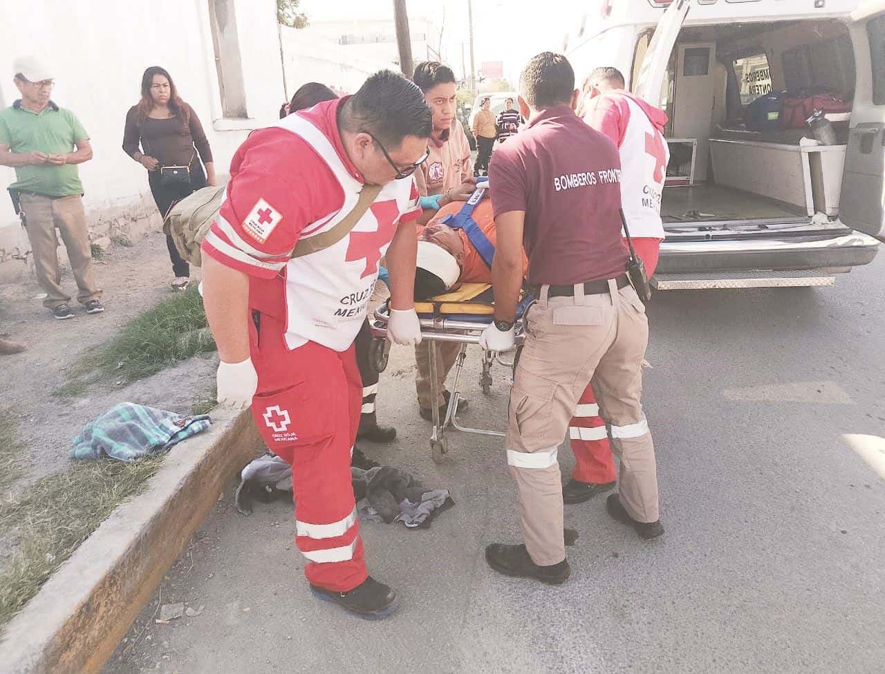 Embiste a motociclista por ignorar señal de alto