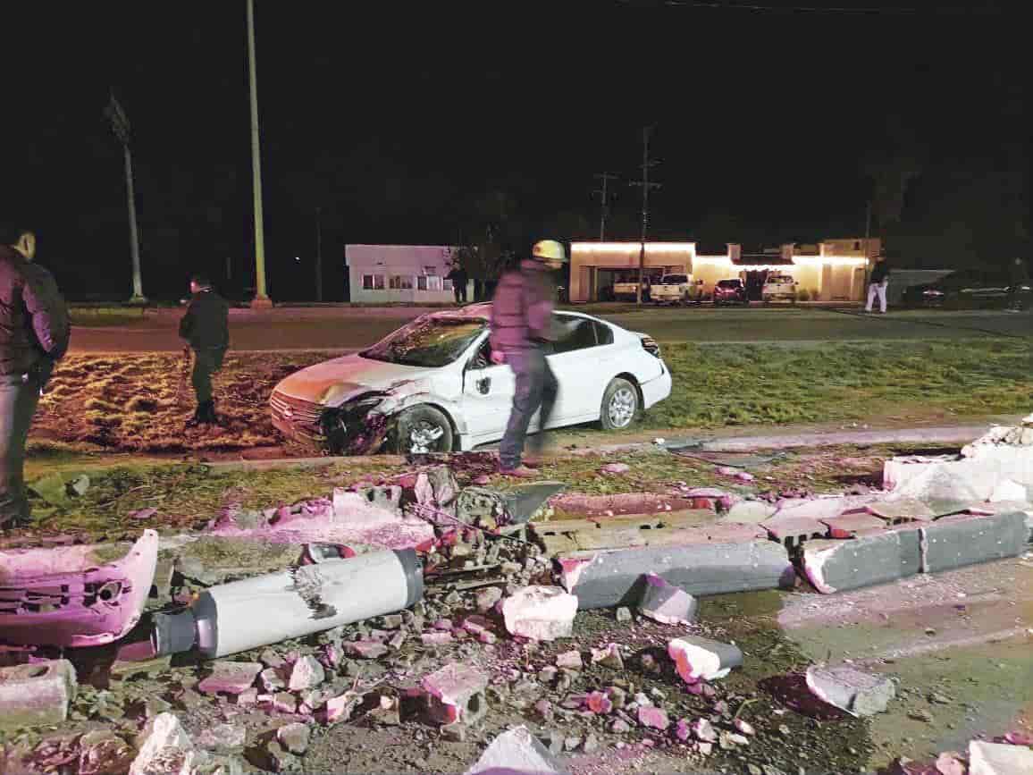 Choca y vuelca en gasera Policía de Sacramento