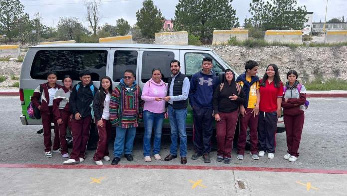 Brindan transporte a estudiantes rurales