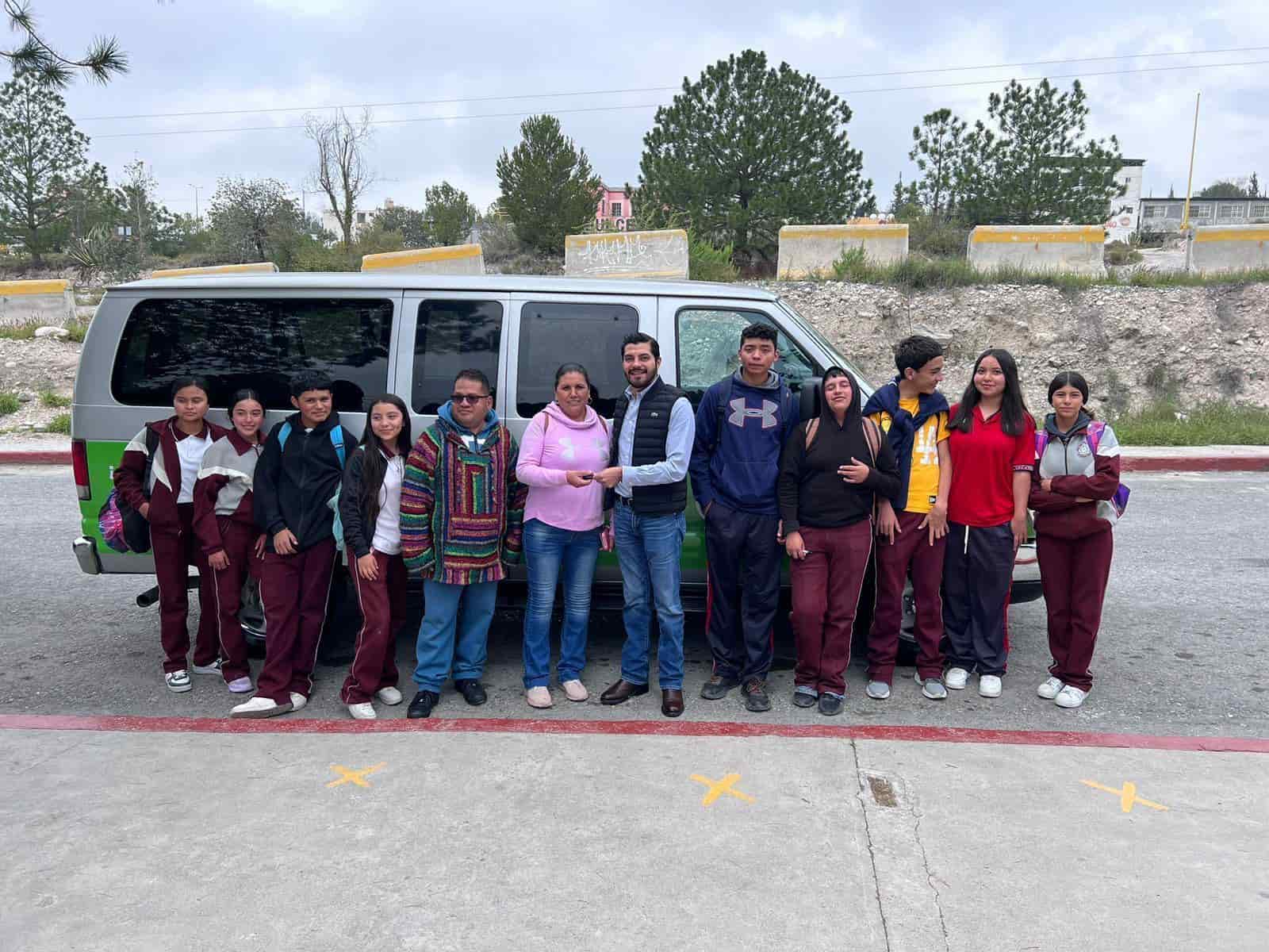 Brindan transporte a estudiantes rurales