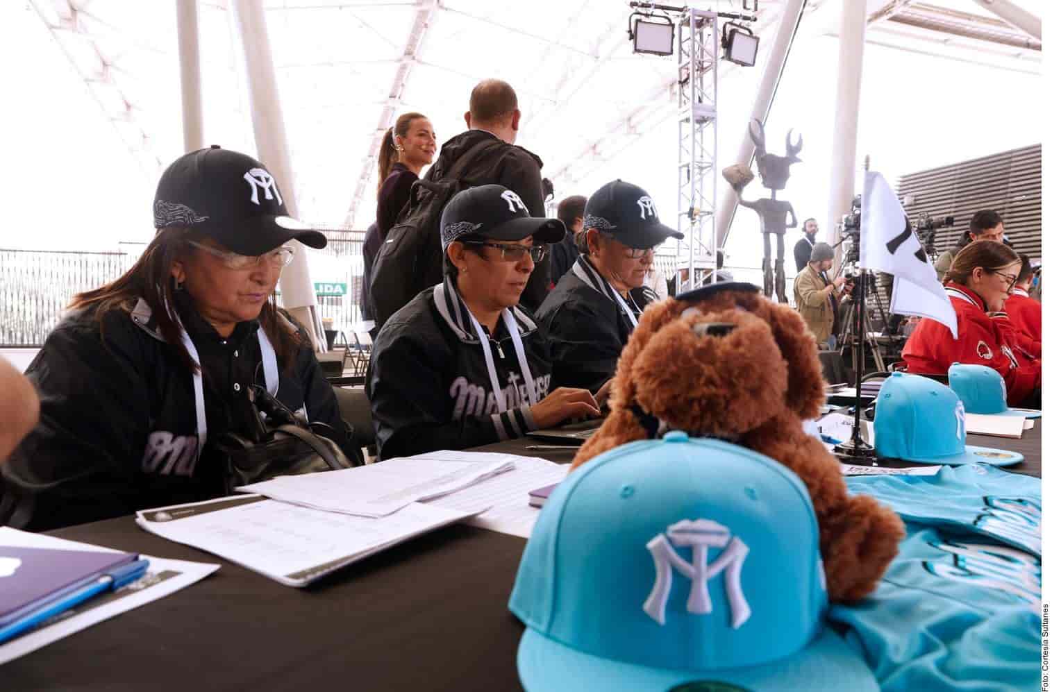 El cuerpo de coacheo de Sultanes Femenil participa en el draft de la liga naciente de softbol.