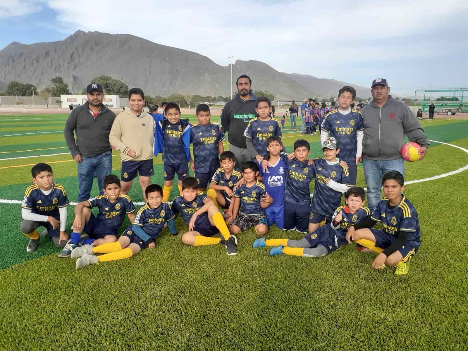 Premian a ganadores de Fútbol