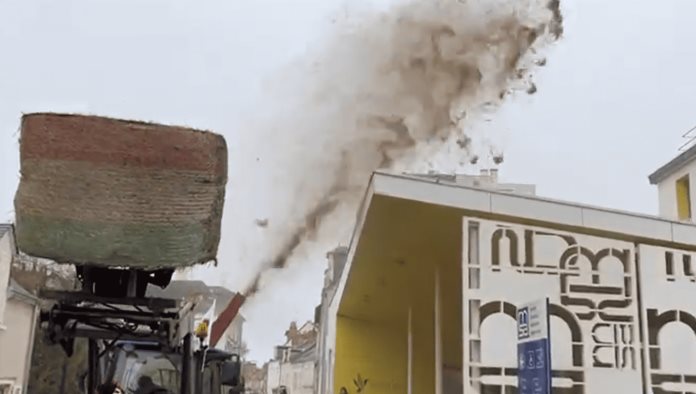 Granjeros protestan por restricciones en Francia y lanzan estiércol a los edificios