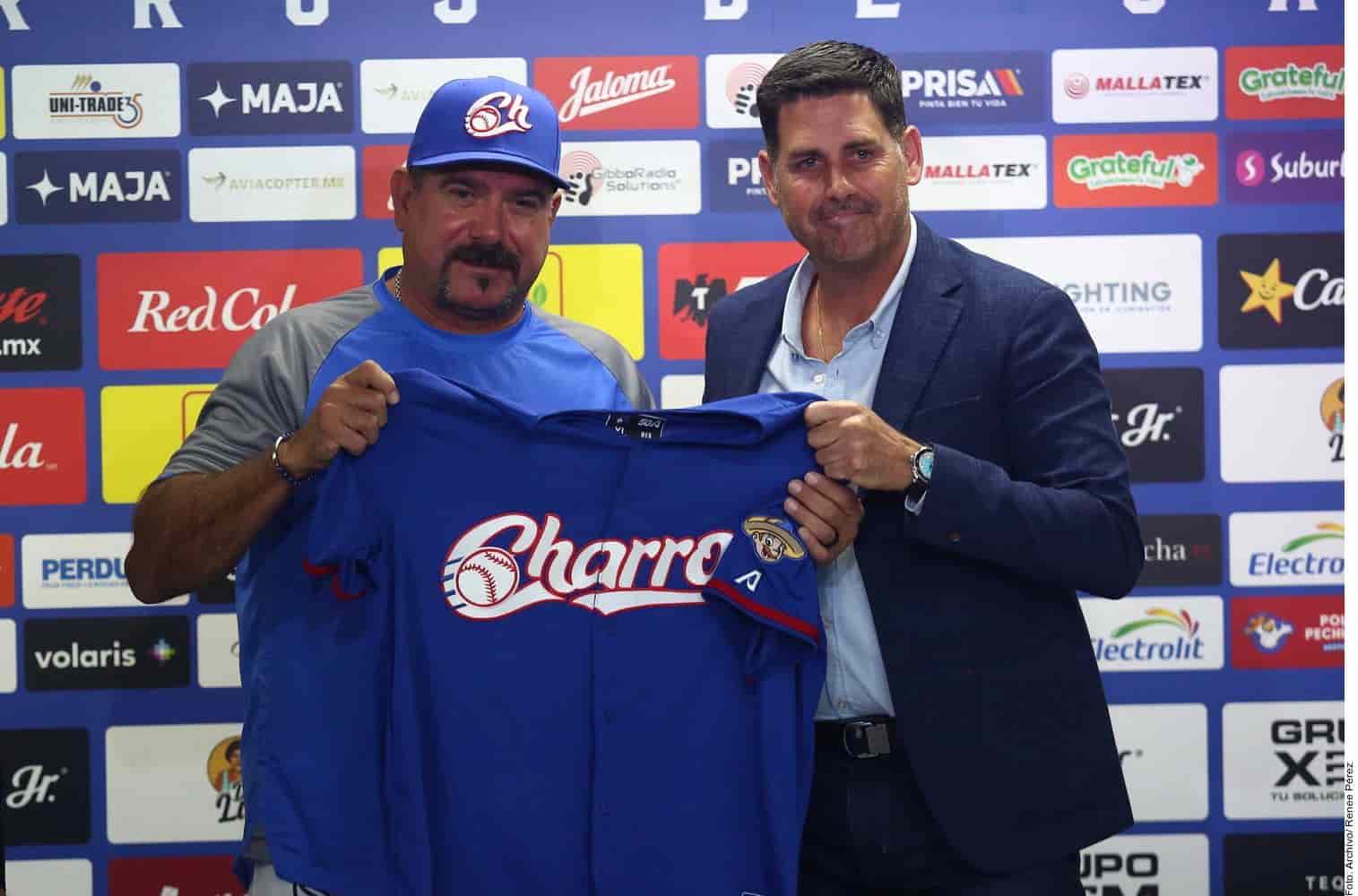 Estamos enfocados a tratar de darle la máxima cantidad de turnos buenos, a jugar un béisbol agresivo, de campeonato, y llevarlo día con día, dijo el entrenador Benjamín Gil (izq.).