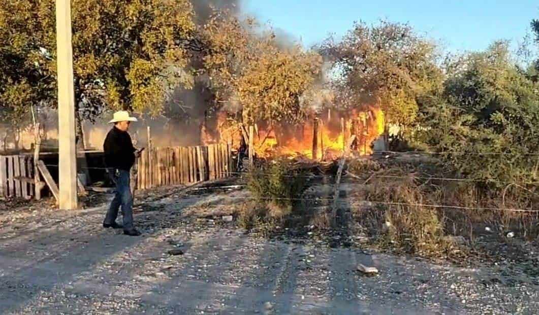 FUEGO consume CASA DE MADERA Y CARTÓN en Nava