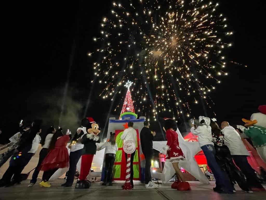 ¡Sorprenden a allendenses con desfile y encendido de pino navideño!