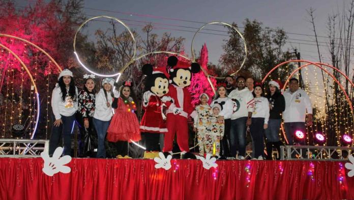 ¡Sorprenden a allendenses con desfile y encendido de pino navideño!