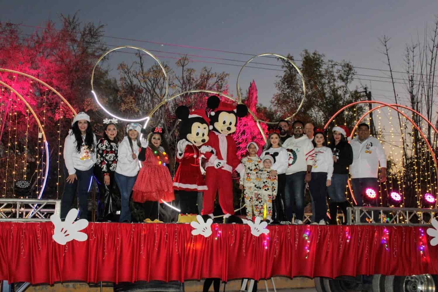 ¡Sorprenden a allendenses con desfile y encendido de pino navideño!