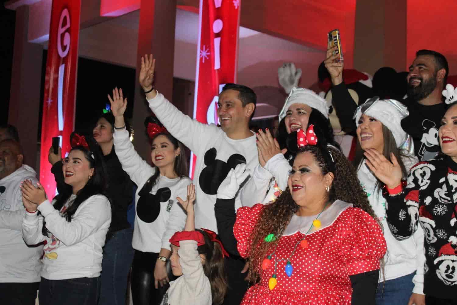 ¡Sorprenden a allendenses con desfile y encendido de pino navideño!