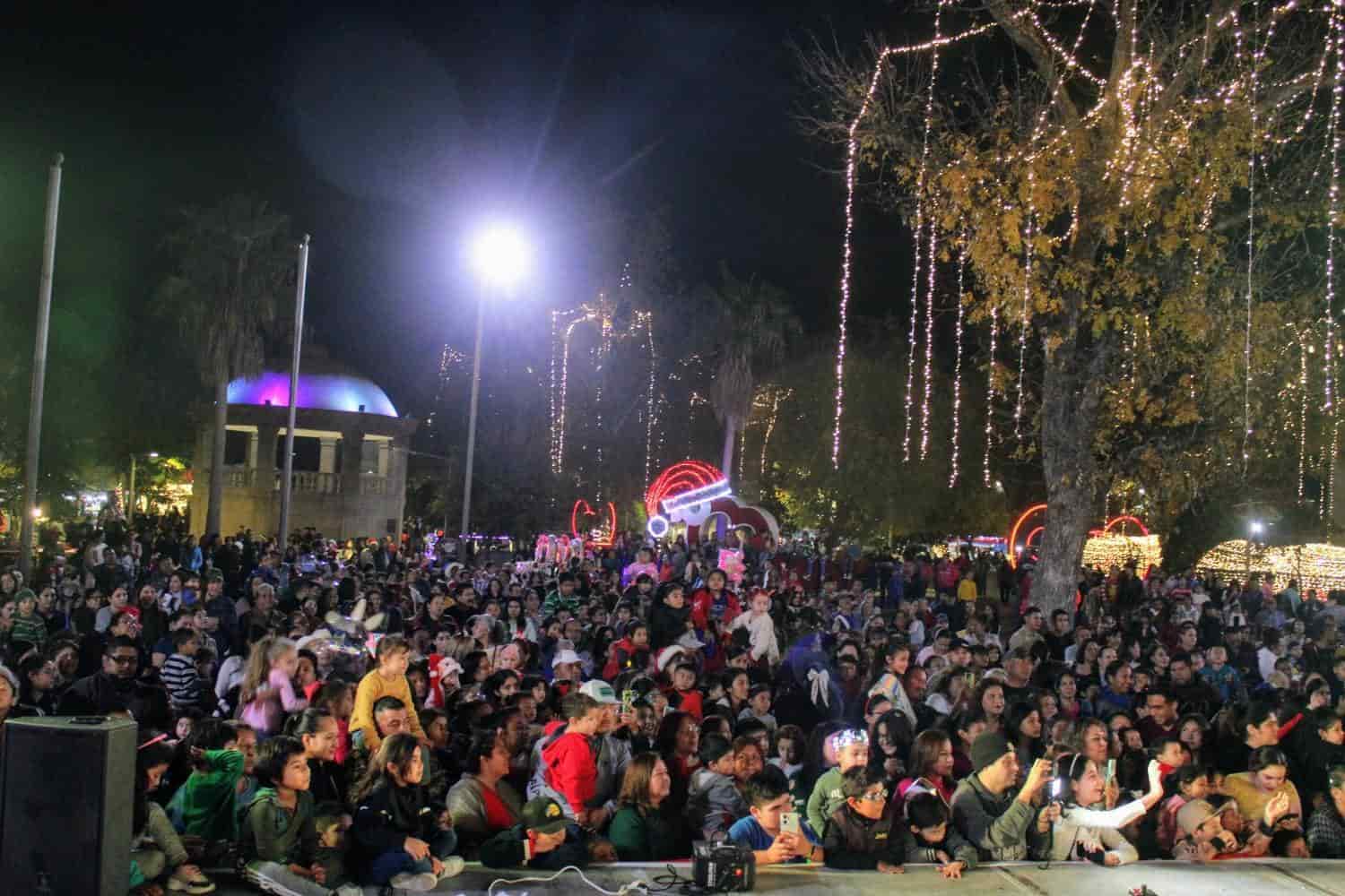 ¡Sorprenden a allendenses con desfile y encendido de pino navideño!