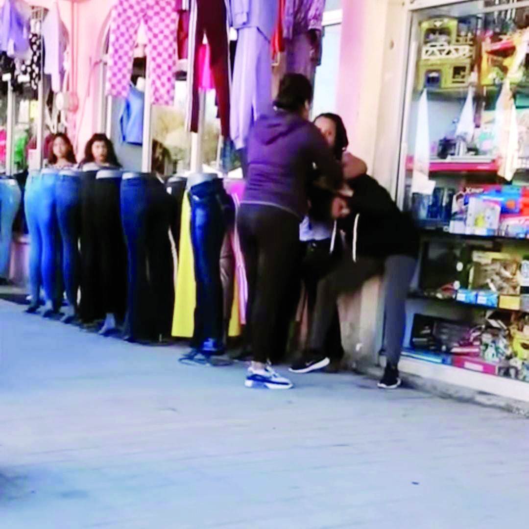 Se lían a golpes en Centro Comercial