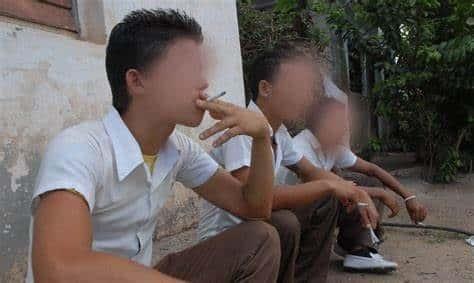 Detectan a estudiantes fumando cristal