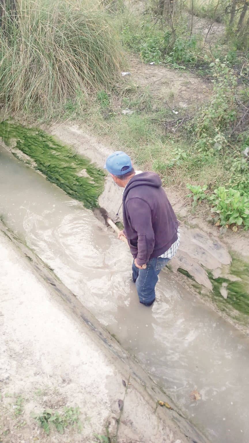 Limpian canal de Saca de Bucareli