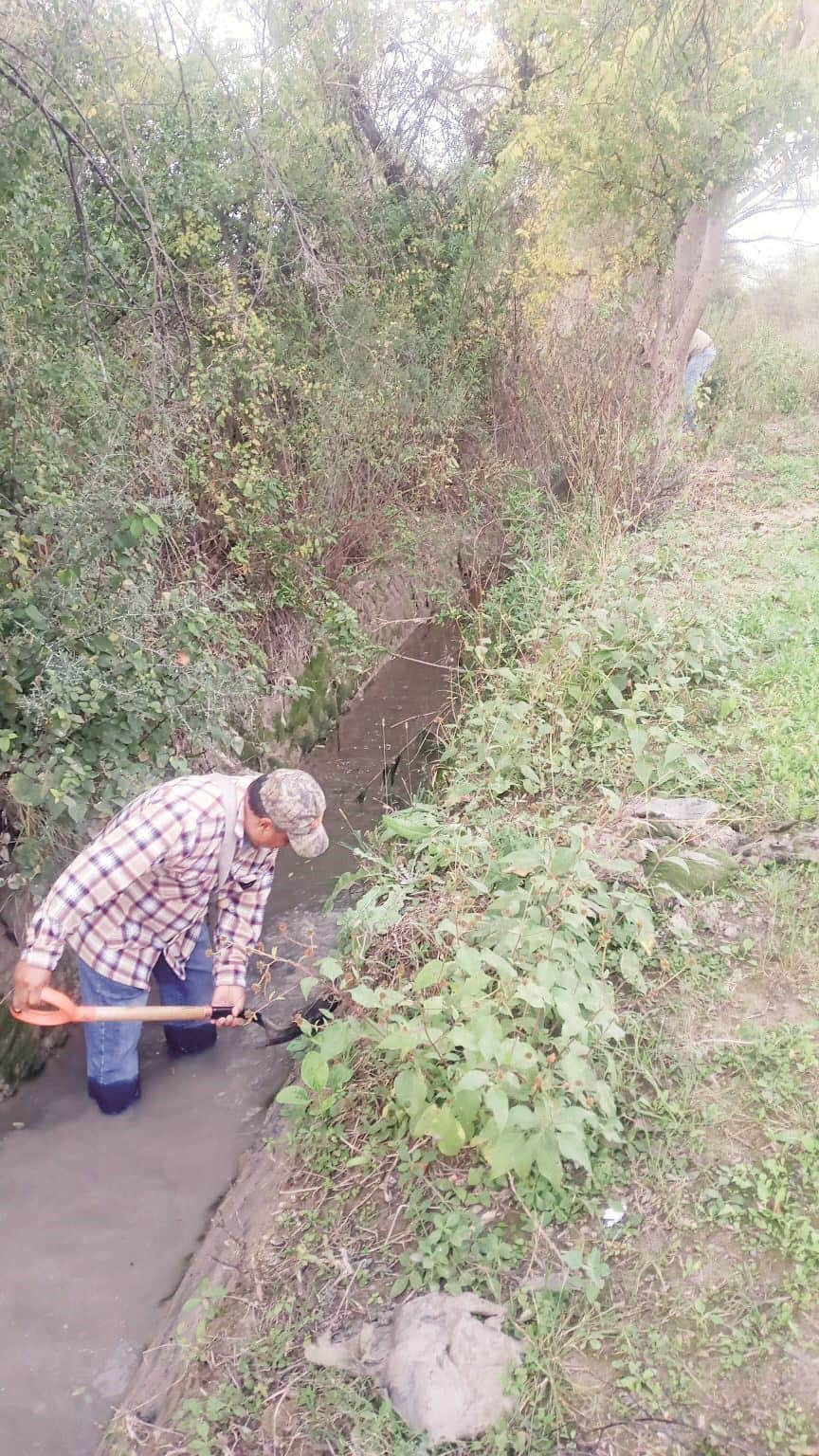 Limpian canal de Saca de Bucareli