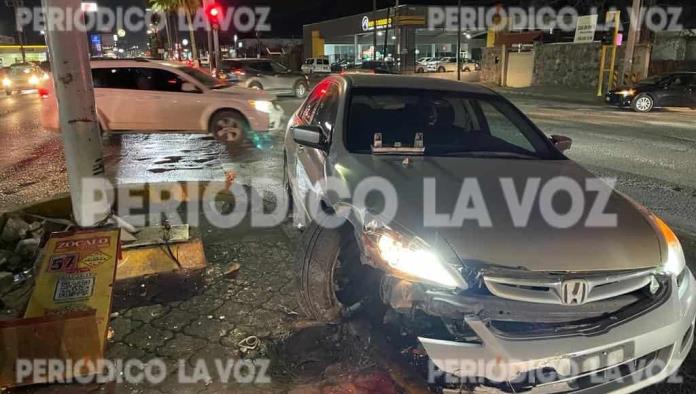 Estampa auto en camellón