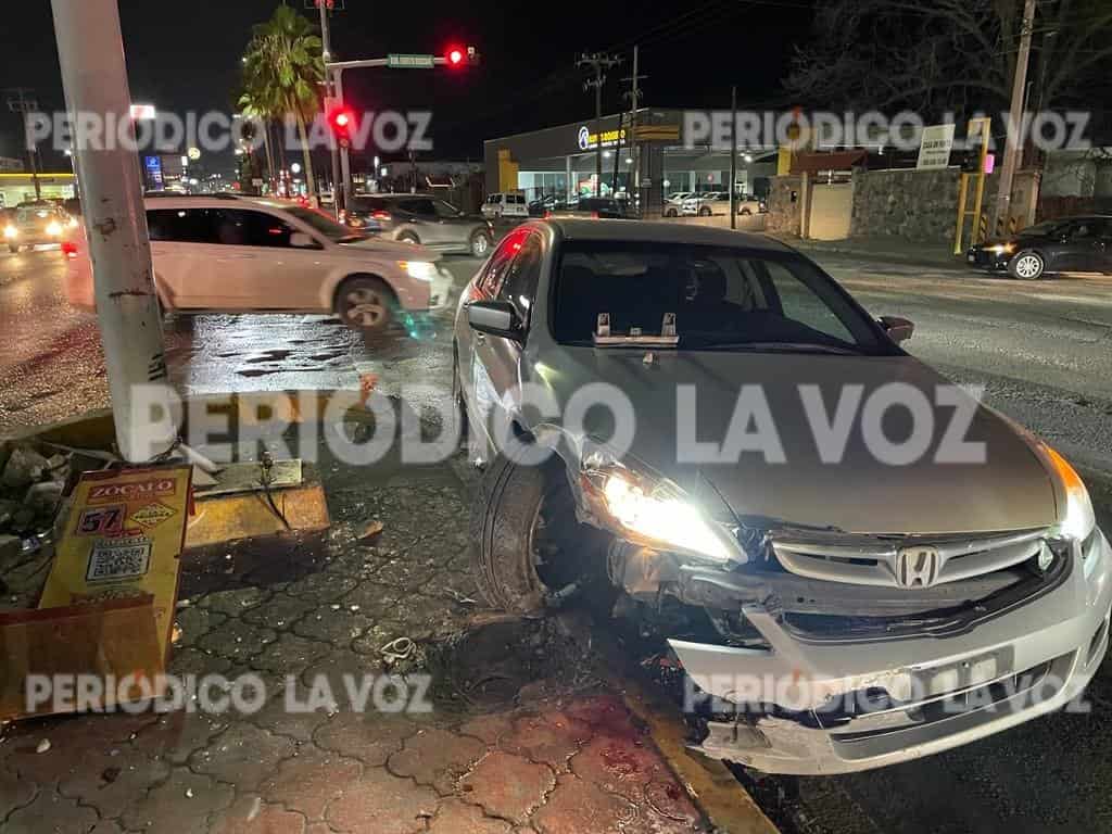 Estampa auto en camellón