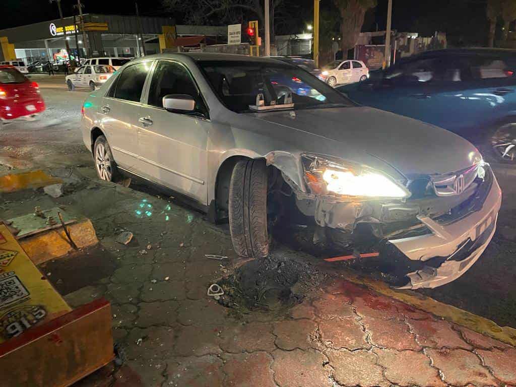 Estampa auto en camellón