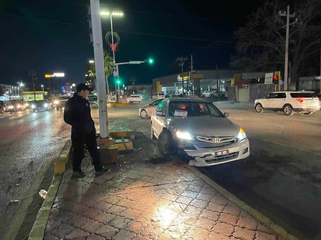 Estampa auto en camellón