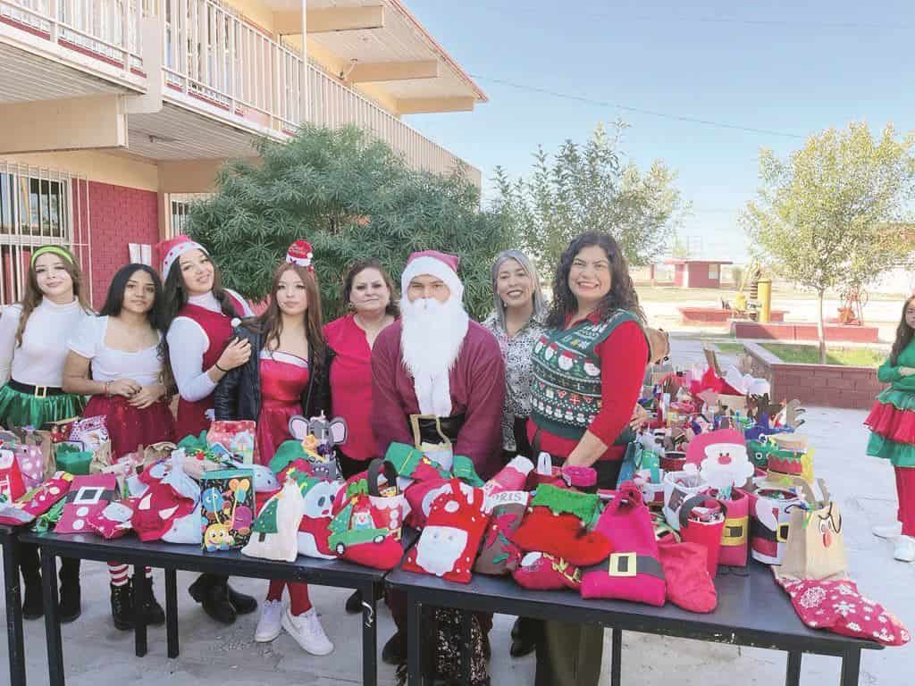 Momentos de magia y diversión vivieron los niños de jardines de niños y primarias de instituciones educativas de Frontera en la posada navideña organizada en el CEtis no. 46.