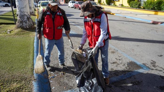 Mantienen limpieza en parques y jardines