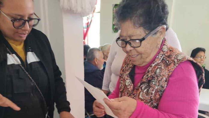 Beneficia DIF a adultos mayores con la entrega de lentes