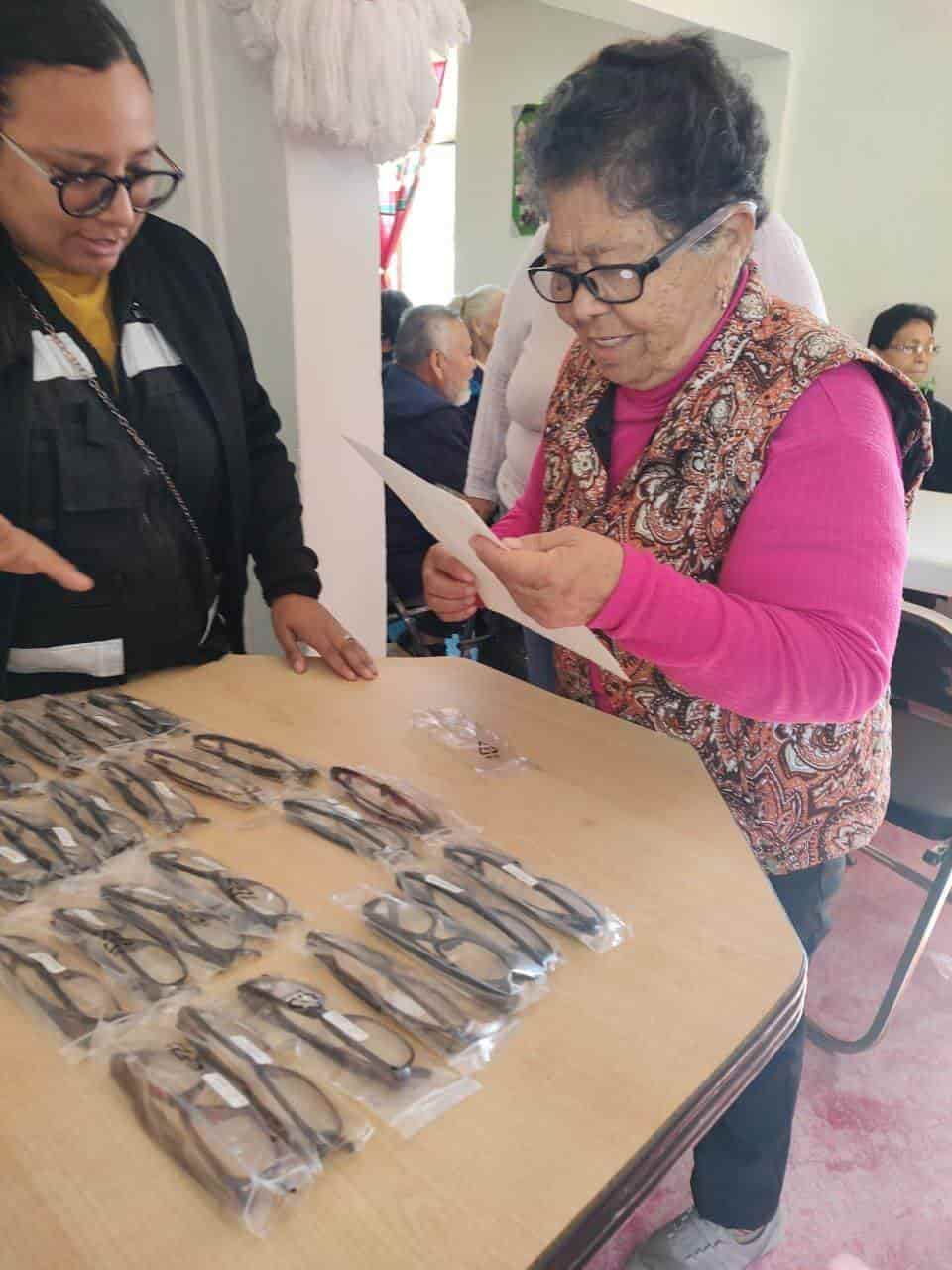 Beneficia DIF a adultos mayores con la entrega de lentes