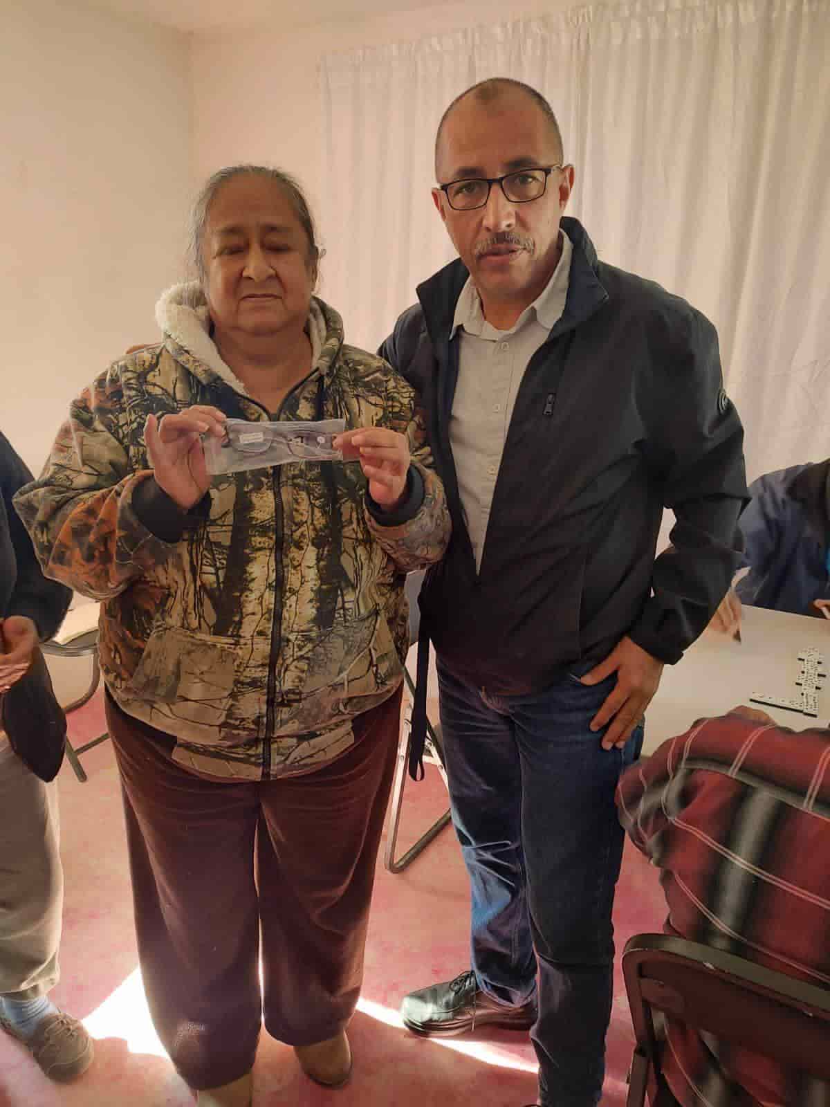 Beneficia DIF a adultos mayores con la entrega de lentes