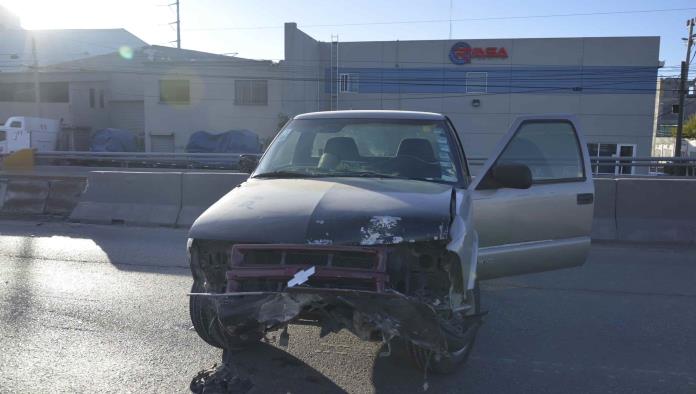 ‘Rebota’ en puente, choca y causa caos vial