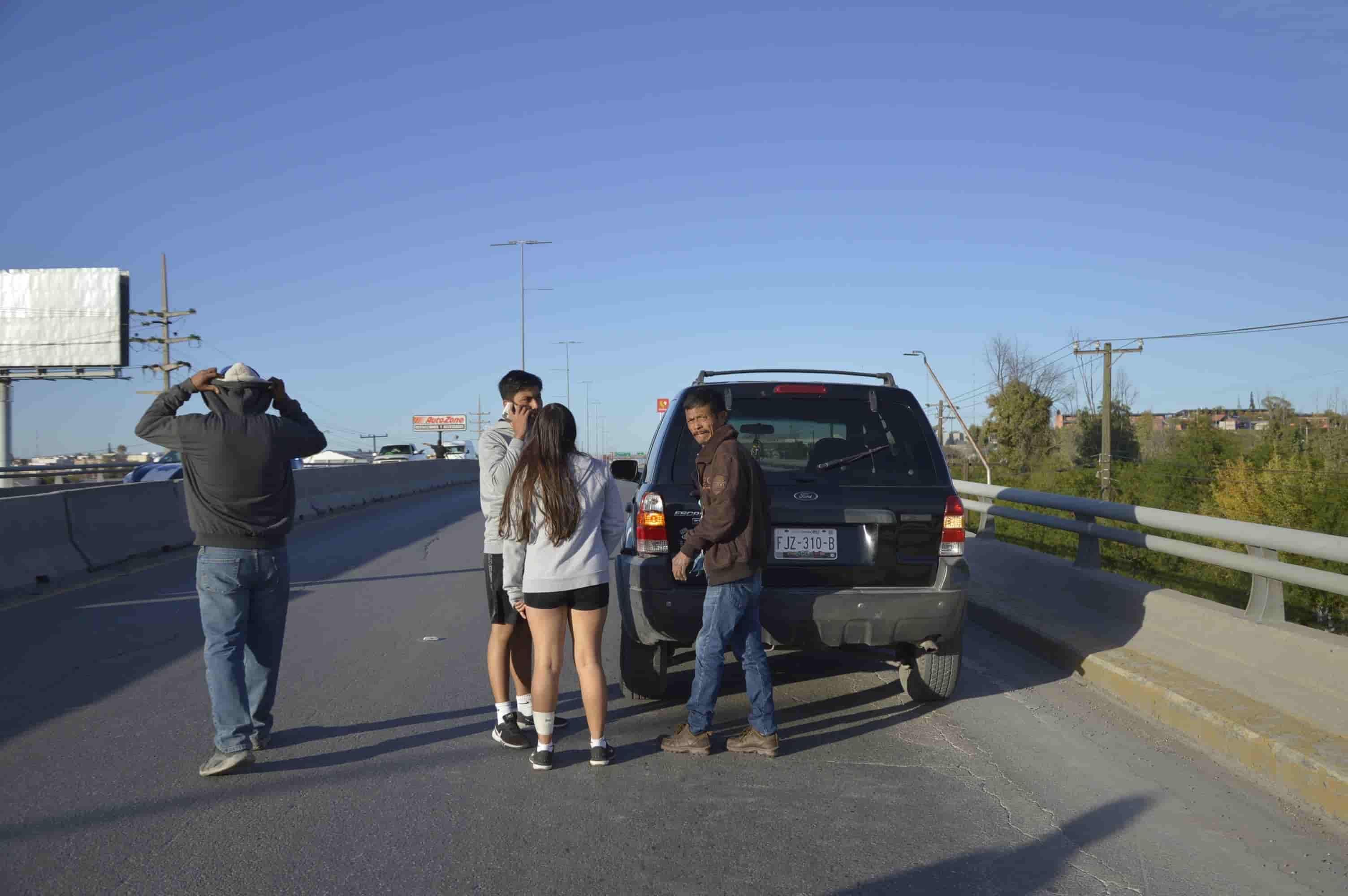 ‘Rebota’ en puente, choca y causa caos vial