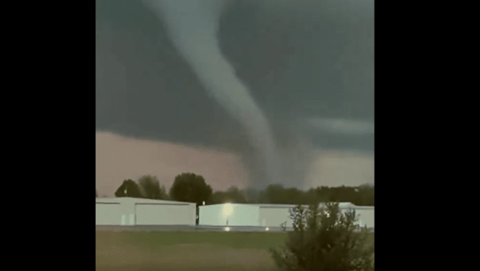 Poderosos tornados atacan Tennessee; Cobran la vida de 6 personas