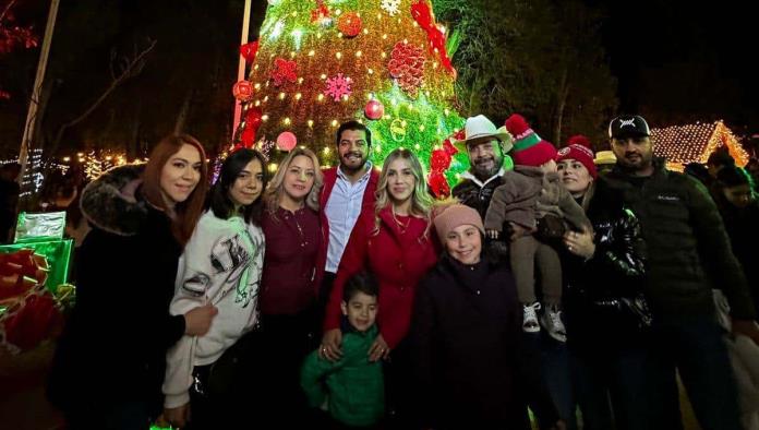 Encienden  pino navideño en Arteaga 