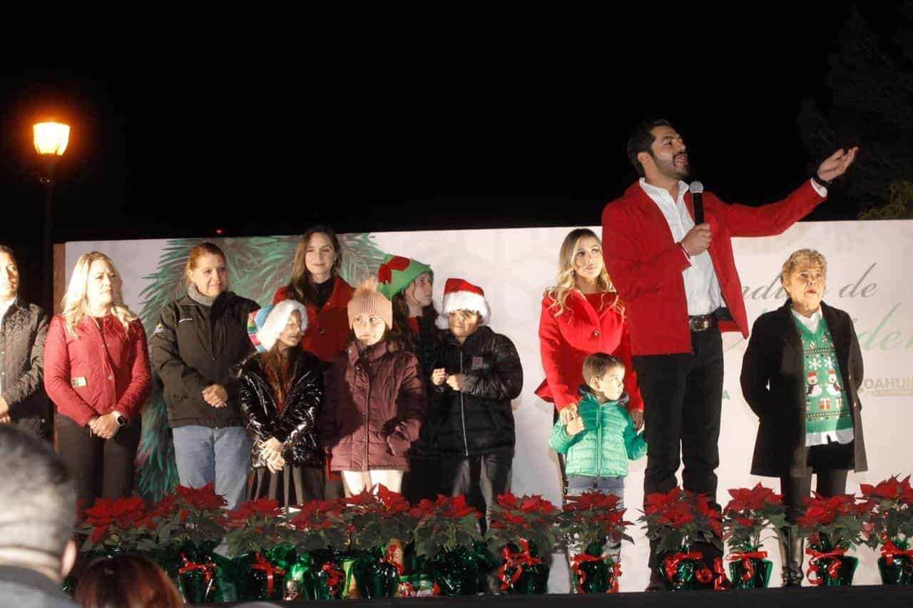 Encienden  pino navideño en Arteaga 