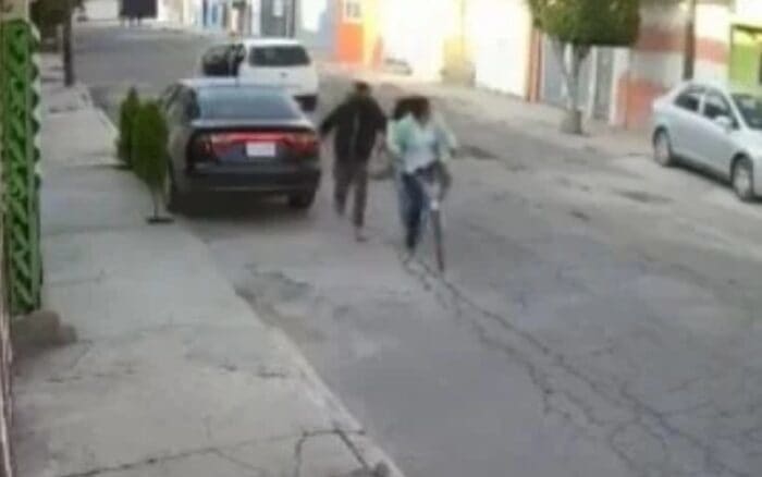 Madre defiende a su hija de ser secuestrada en el Estado de México