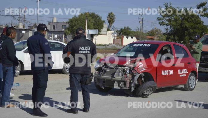 Arranca defensa a taxi con tráiler cargado de blocks