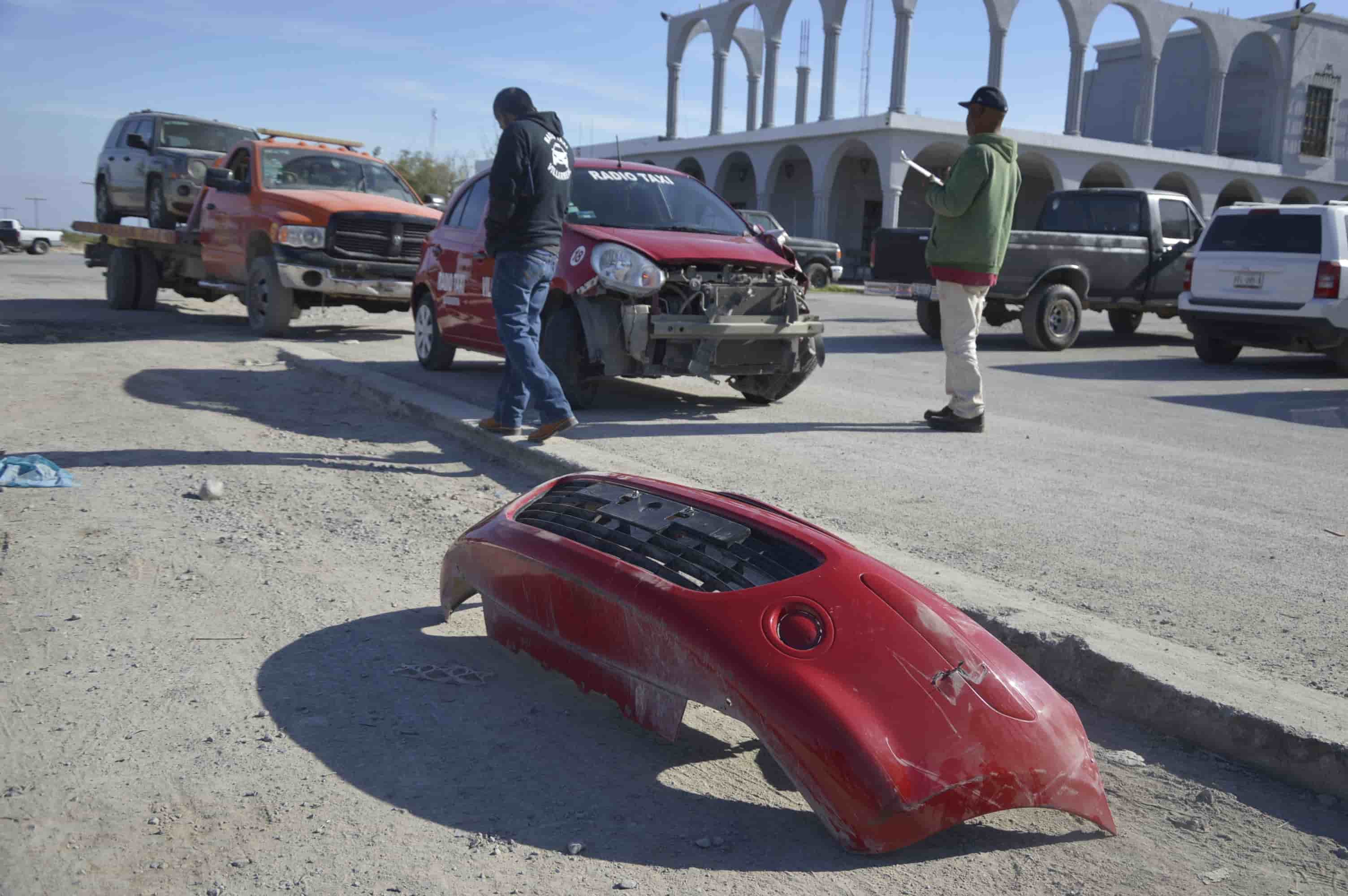 Arranca defensa a taxi con tráiler cargado de blocks