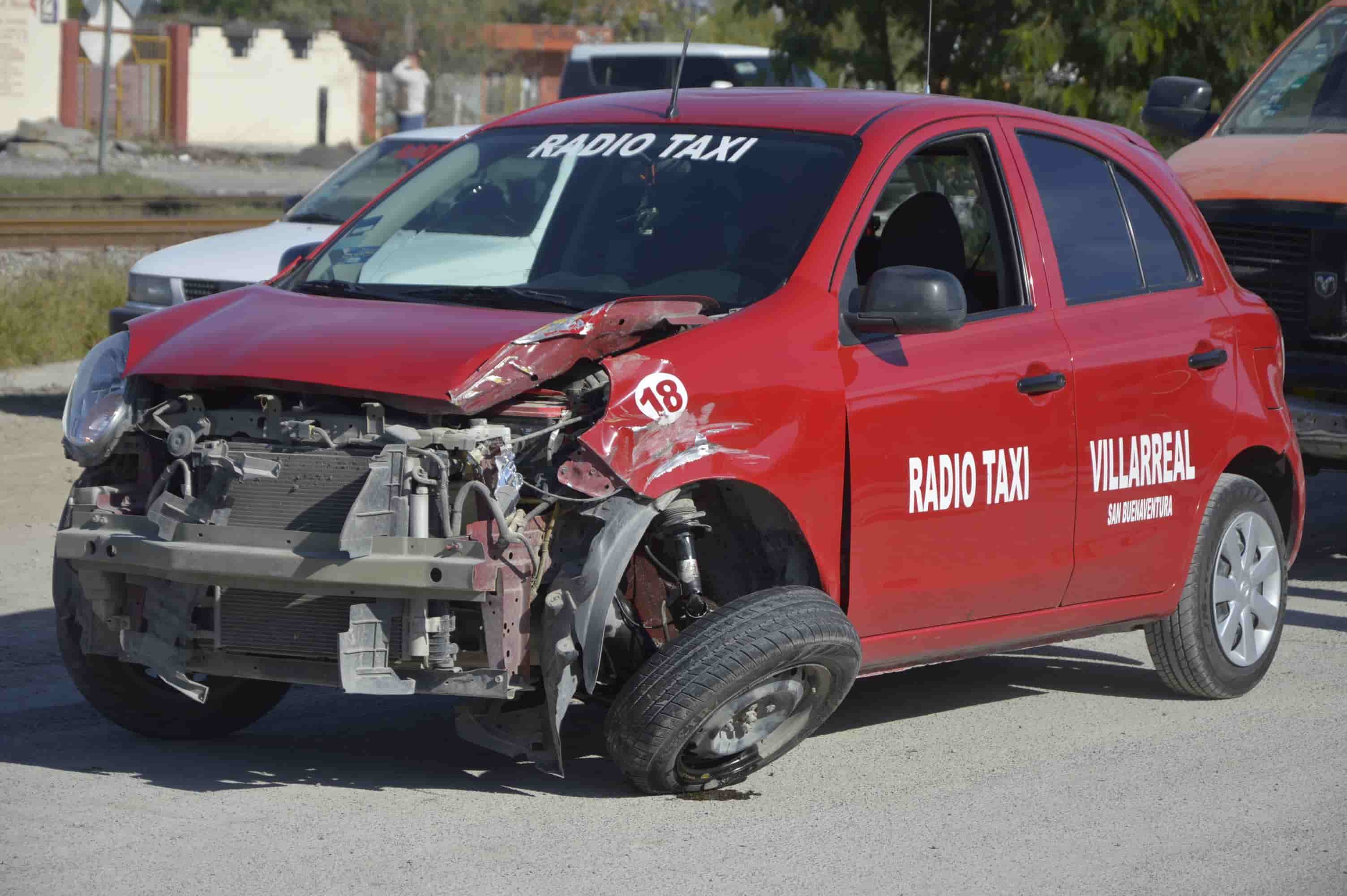Arranca defensa a taxi con tráiler cargado de blocks