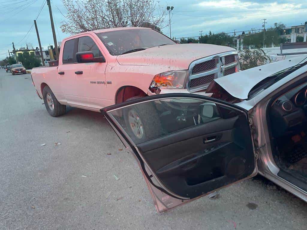 Roba auto y huye con embarazada a bordo