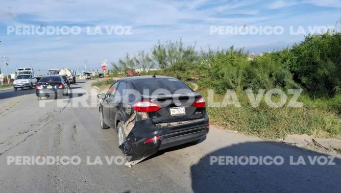 Chofer de transporte de personal deja auto sin defensa