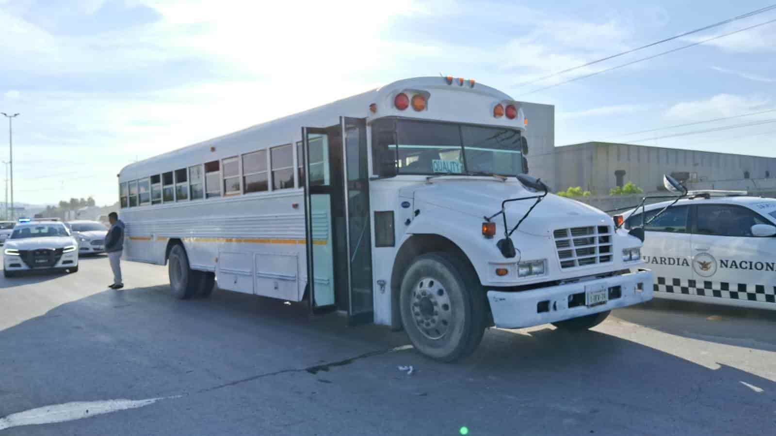 Chofer de transporte de personal deja auto sin defensa