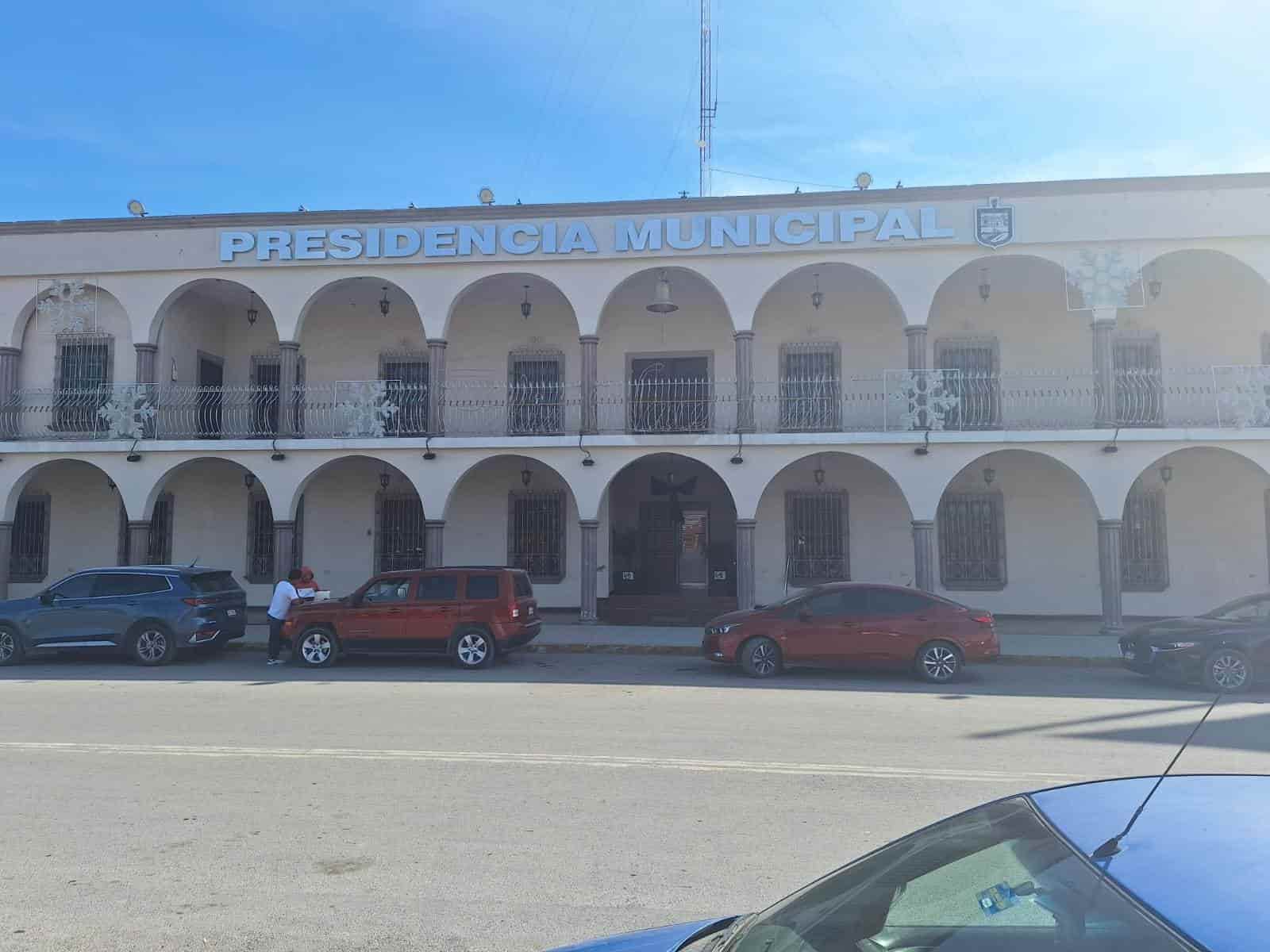 Reparten aguinaldos en municipio