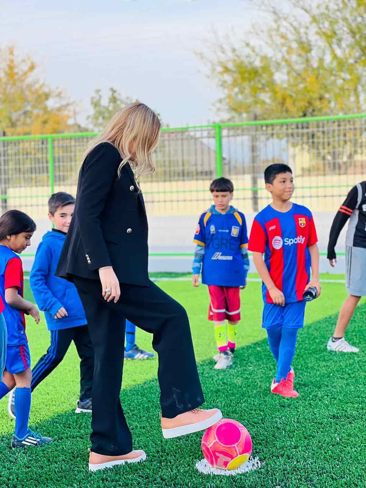 Entrega Alcaldesa cancha de Futbol
