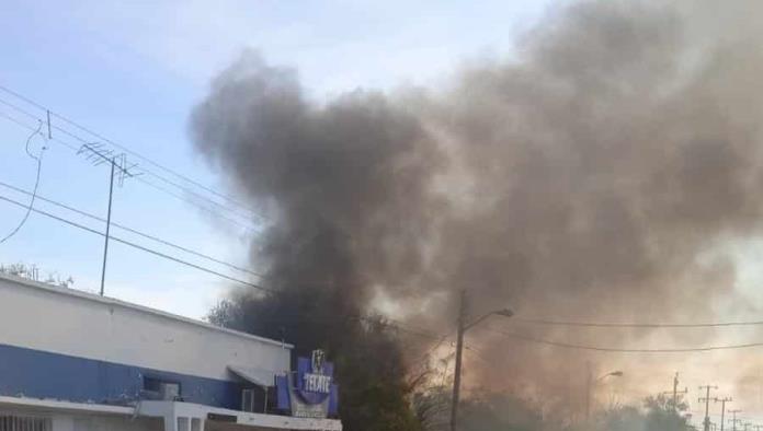 Fuego consume inmueble